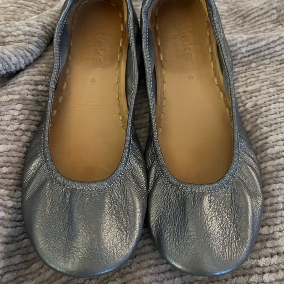 Tieks Shoes - Tieks Metallic Pewter Ballet Flats Foldable Leather SZ 8